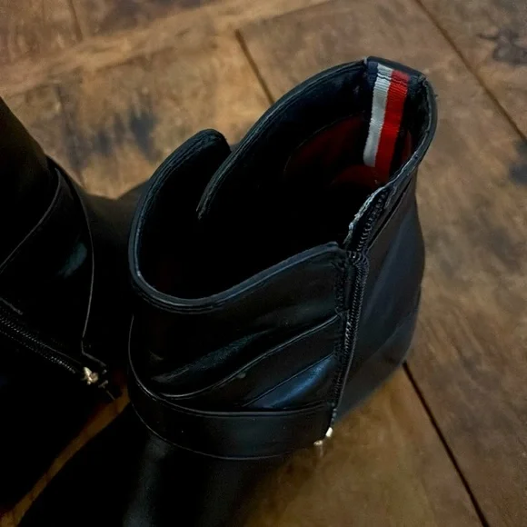 Tommy Hilfiger Black Ankle zipper boots 7M with Gold Emblem - Picture 15 of 16
